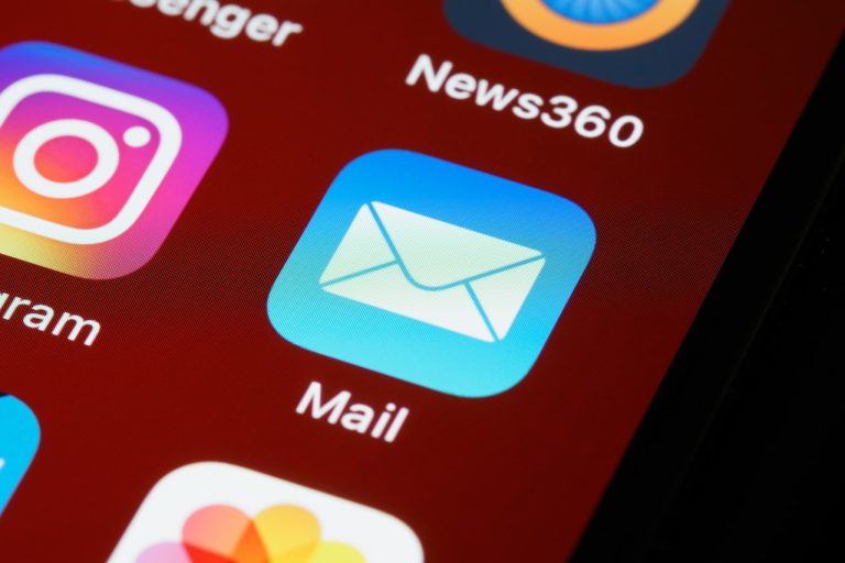 Eine Person schreibt eine E-Mail am Notebook