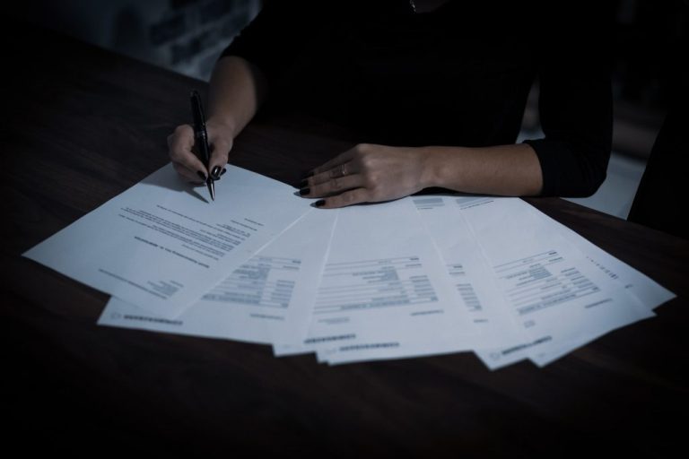 Unterlagen und Schreibgerät auf einem Schreibtisch